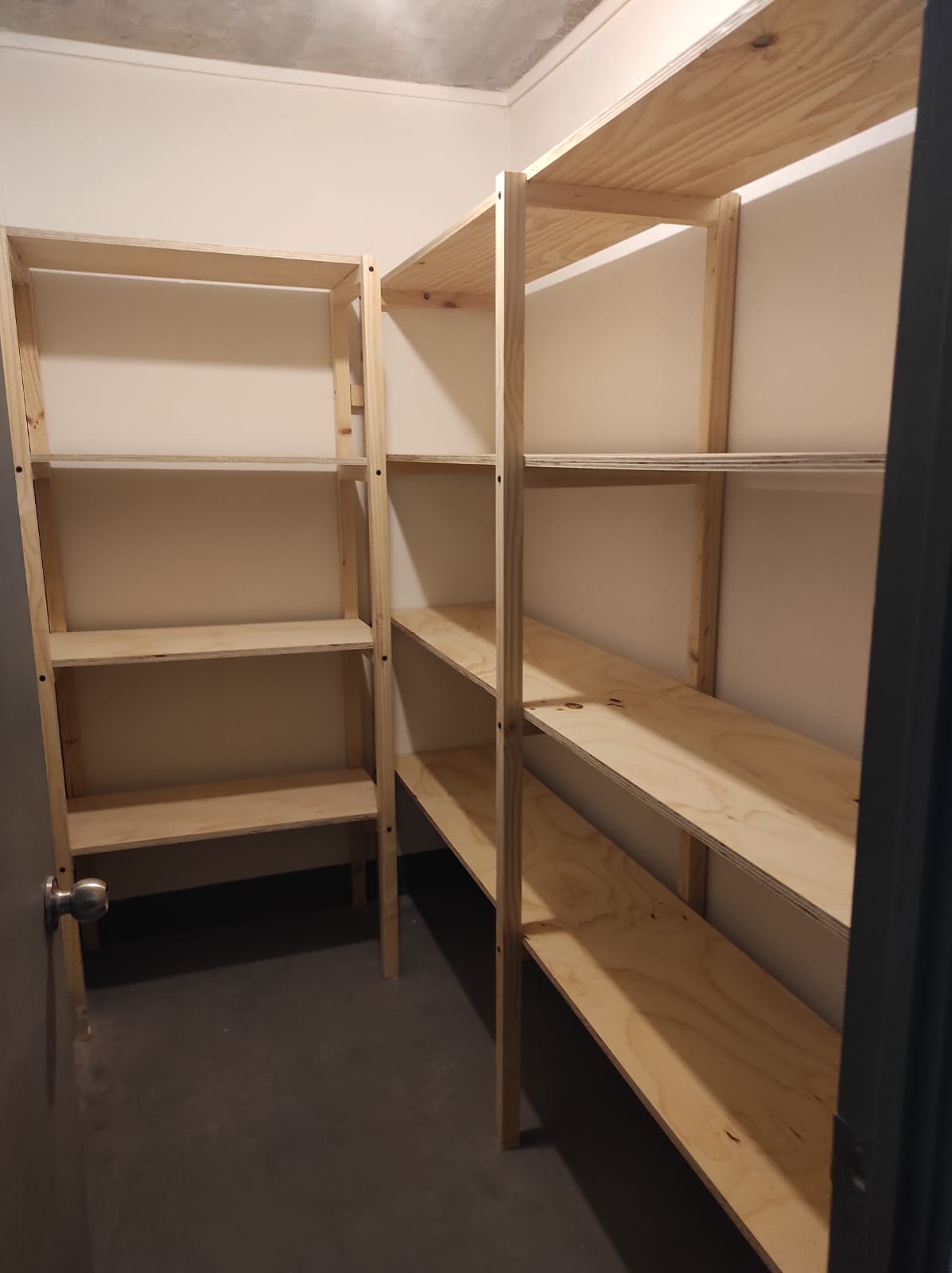 Instalación de repisas de madera en bodega