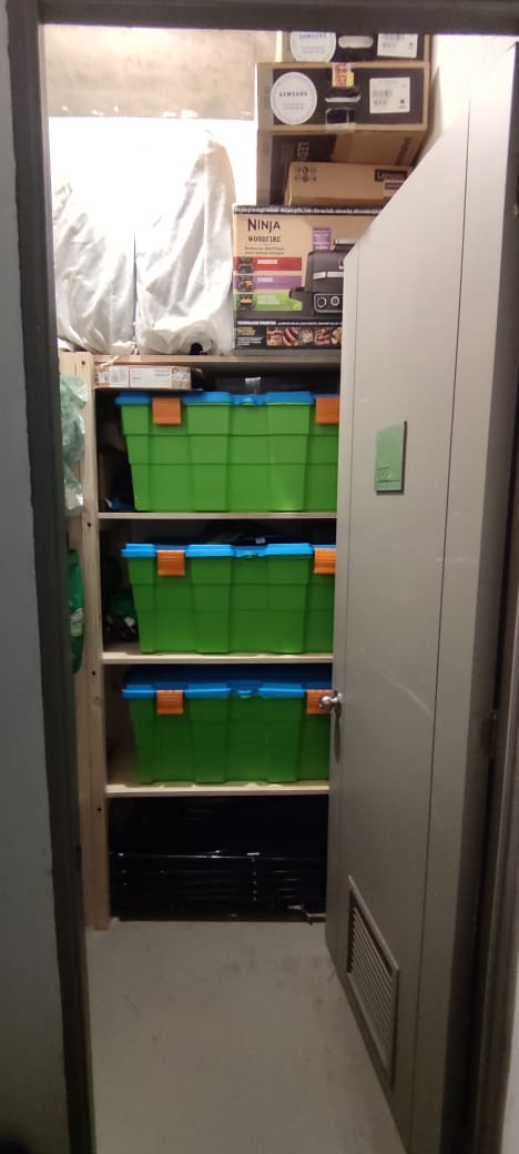 Repisas con cajas de almacenamiento
